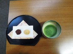 つくし会の皆様にご用意いただいた、「御茶うえ」とお茶が机に並んでいる様子