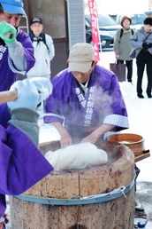 砂川もちつき保存会の方が、タイミングよく餅をこねている様子