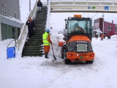 歩道橋付近で除雪に励む様子