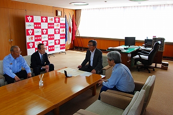 市長室で懇談している様子