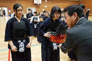 防具（胴）を贈呈