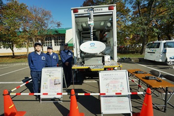 NTTの衛星通信移動無線車