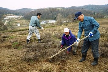 地域の代表である土田元議員と飯沢議長、武田圭介議員