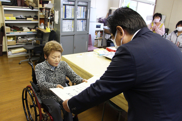 伝達を受ける工藤志津子氏