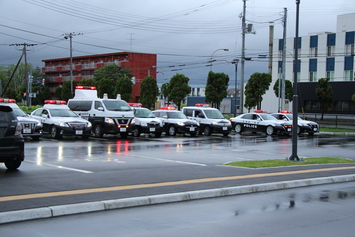 出動前の警察車両