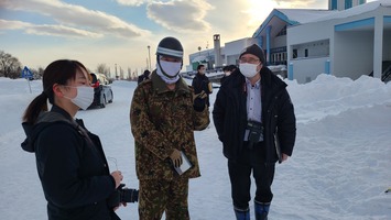 写真左からハイウェイオアシス観光梅野さん、占部2曹、プレス空知丸岡記者