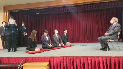 北谷好文会長(写真右)の采配で入会が認められる新入会員歓迎行事